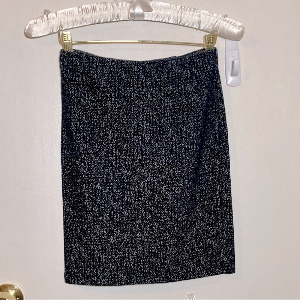 like new- LOFT Fitted Stretch Skirt Navy